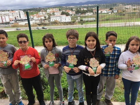 Na semana da árvore a Brigada da Floresta e todas as turmas da escola trocaram papel por plantas. Que aos poucos foram plantadas na nossa horta.